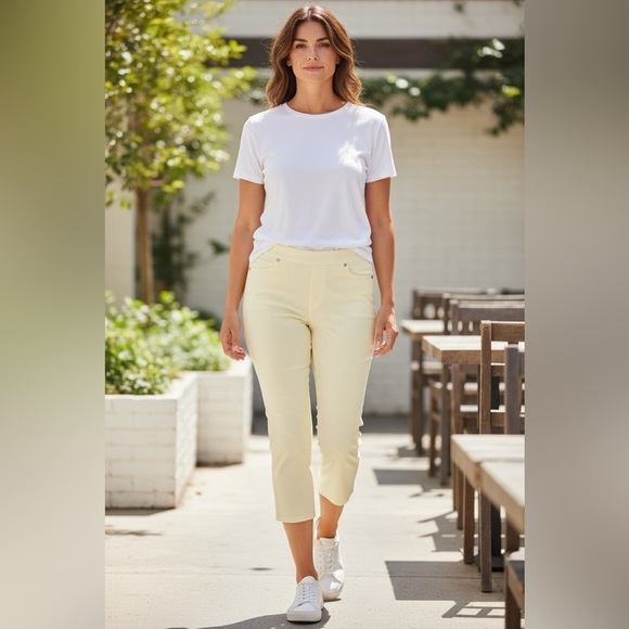 Mario Serrani Pants - NEW Women’s Mario Serrani Light Cream Cropped Pants
